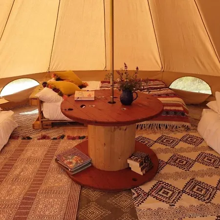 The Bunnies Barrow Bell Tent - Family Zone مكان تخييم